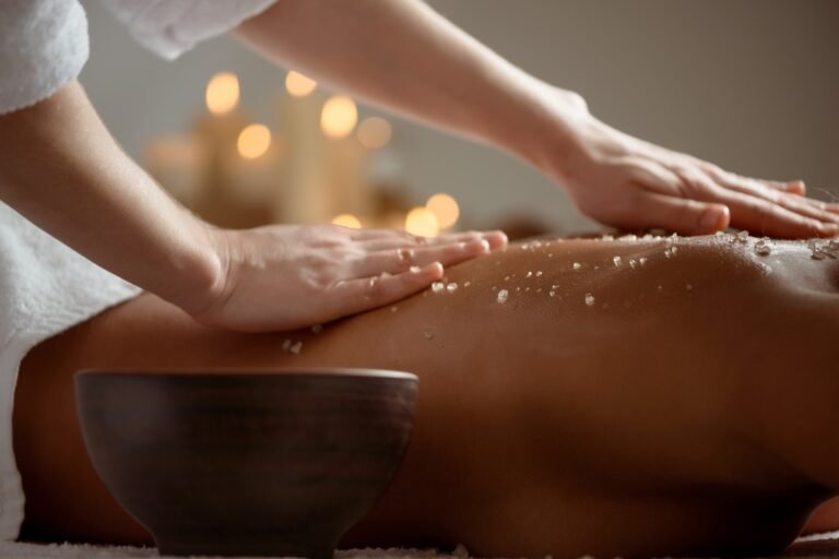 mujer-joven-relajante-salon-spa_176420-7577